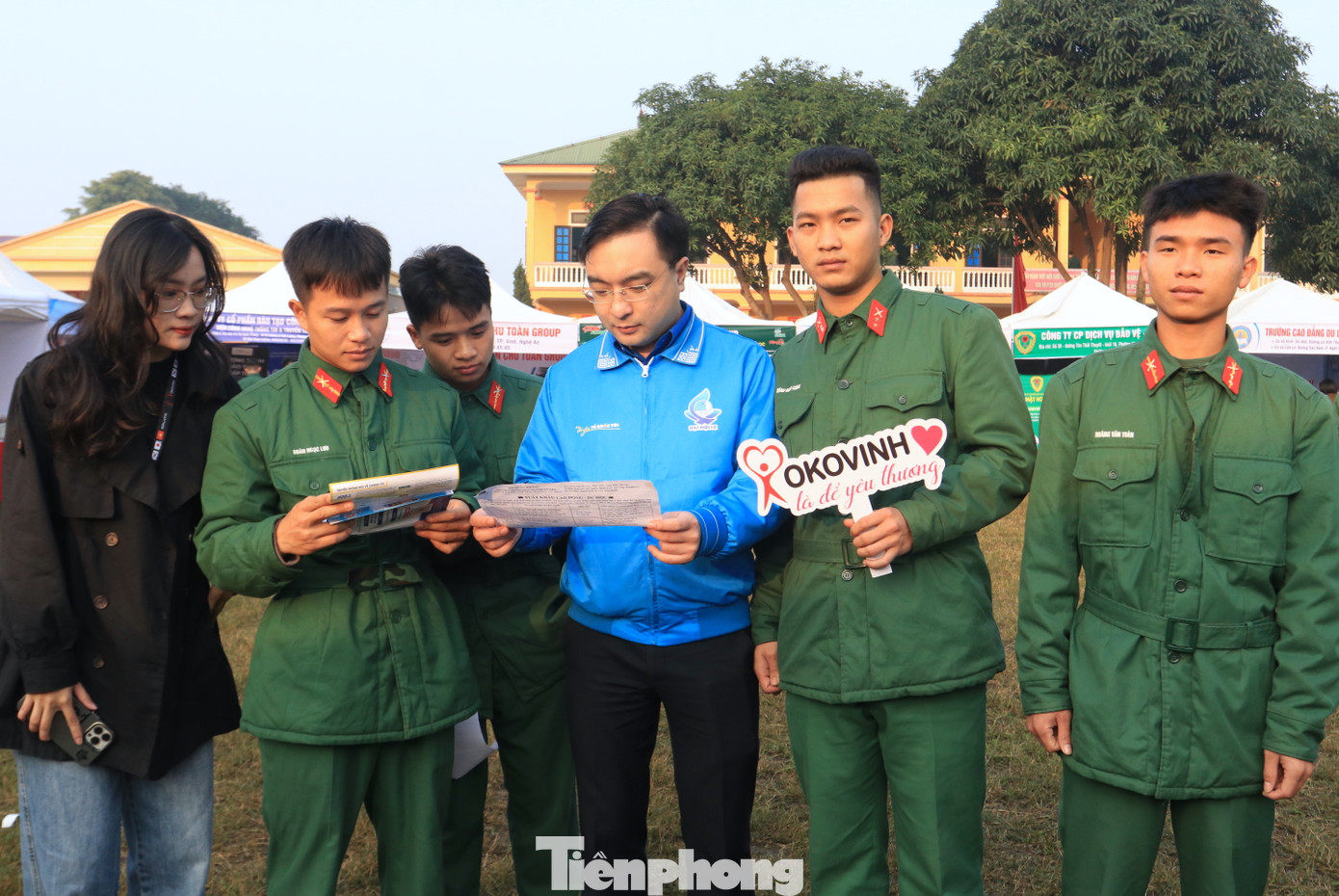 Lãnh đạo Tỉnh Đoàn Nghệ An chia sẻ thông tin cùng các chiến sĩ tại ngày hội. Lãnh đạo Tỉnh Đoàn Nghệ An chia sẻ thông tin cùng các chiến sĩ tại ngày hội.