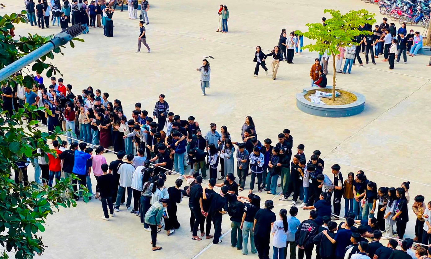 Tại Trường THPT Kỳ Sơn (huyện Kỳ Sơn, Nghệ An), những giờ ra chơi sân trường luôn chật kín học sinh với không khí vui tươi, sôi nổi.