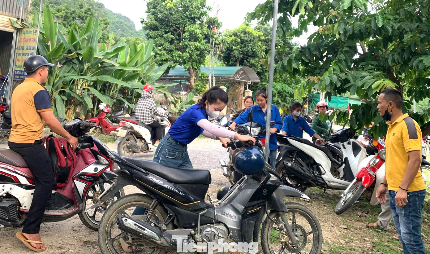 Các đoàn viên thanh niên huyện Con Cuông hỗ trợ xếp xe, giữ xe miễn phí cho người nhà và thí sinh.