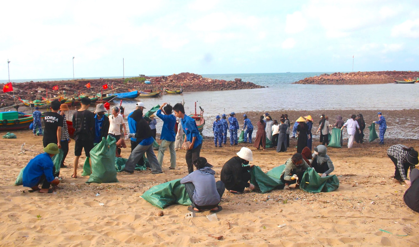 Lượng lớn rác thải được gom cẩn thận vào từng bao tải rồi đưa đi xử lý sạch sẽ. Lượng lớn rác thải được gom cẩn thận vào từng bao tải rồi đưa đi xử lý sạch sẽ.