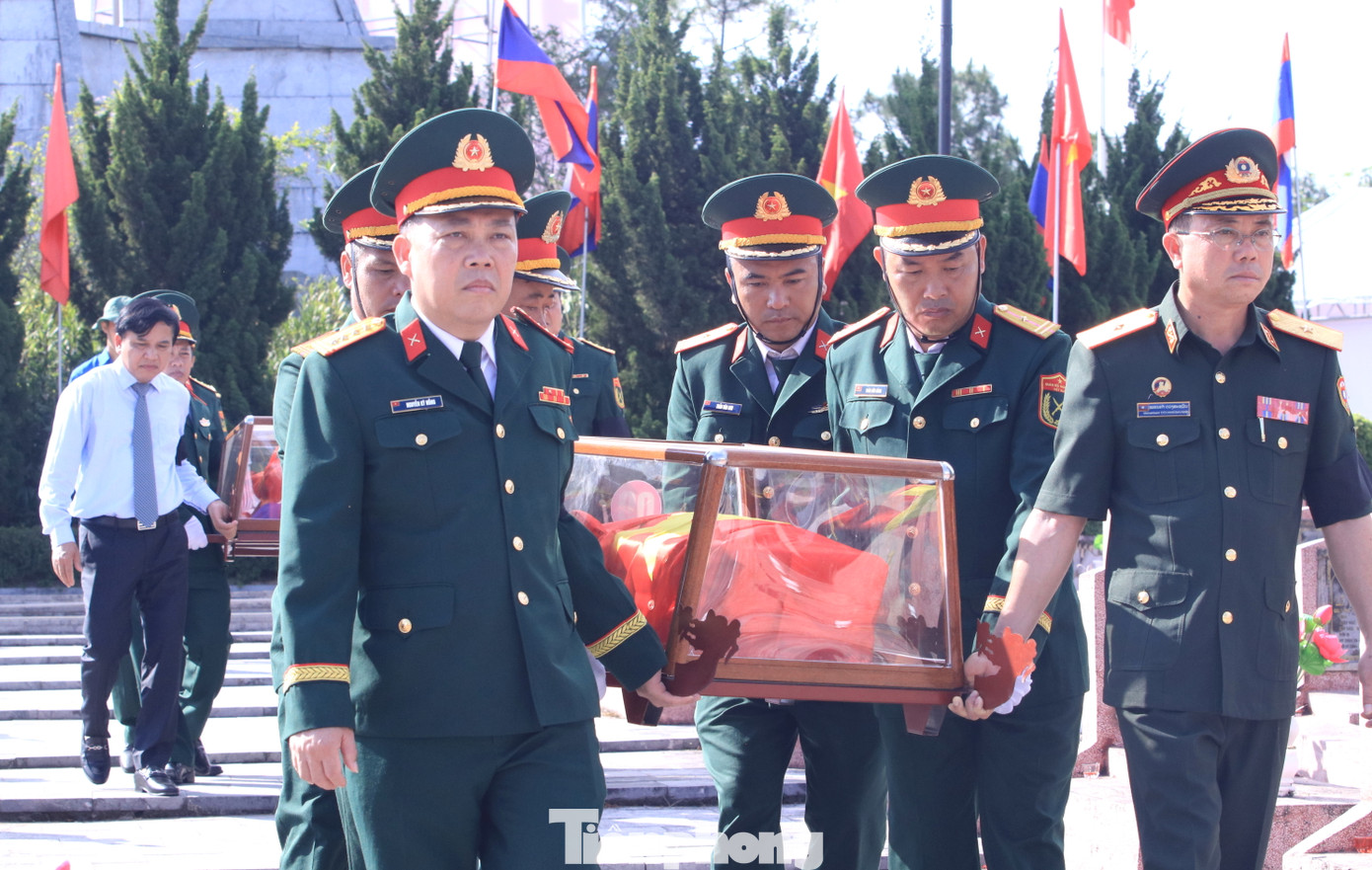 Các đại biểu di chuyển hài cốt liệt sĩ đến vị trí an táng trong nghĩa trang.