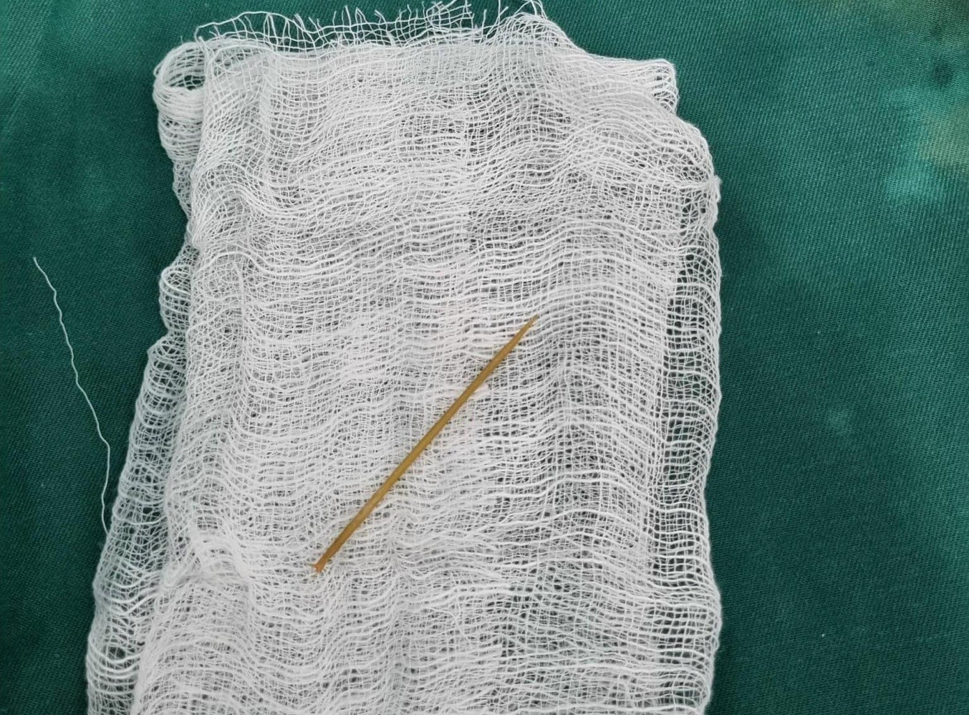 Que tăm được gắp ra ngoài an toàn.