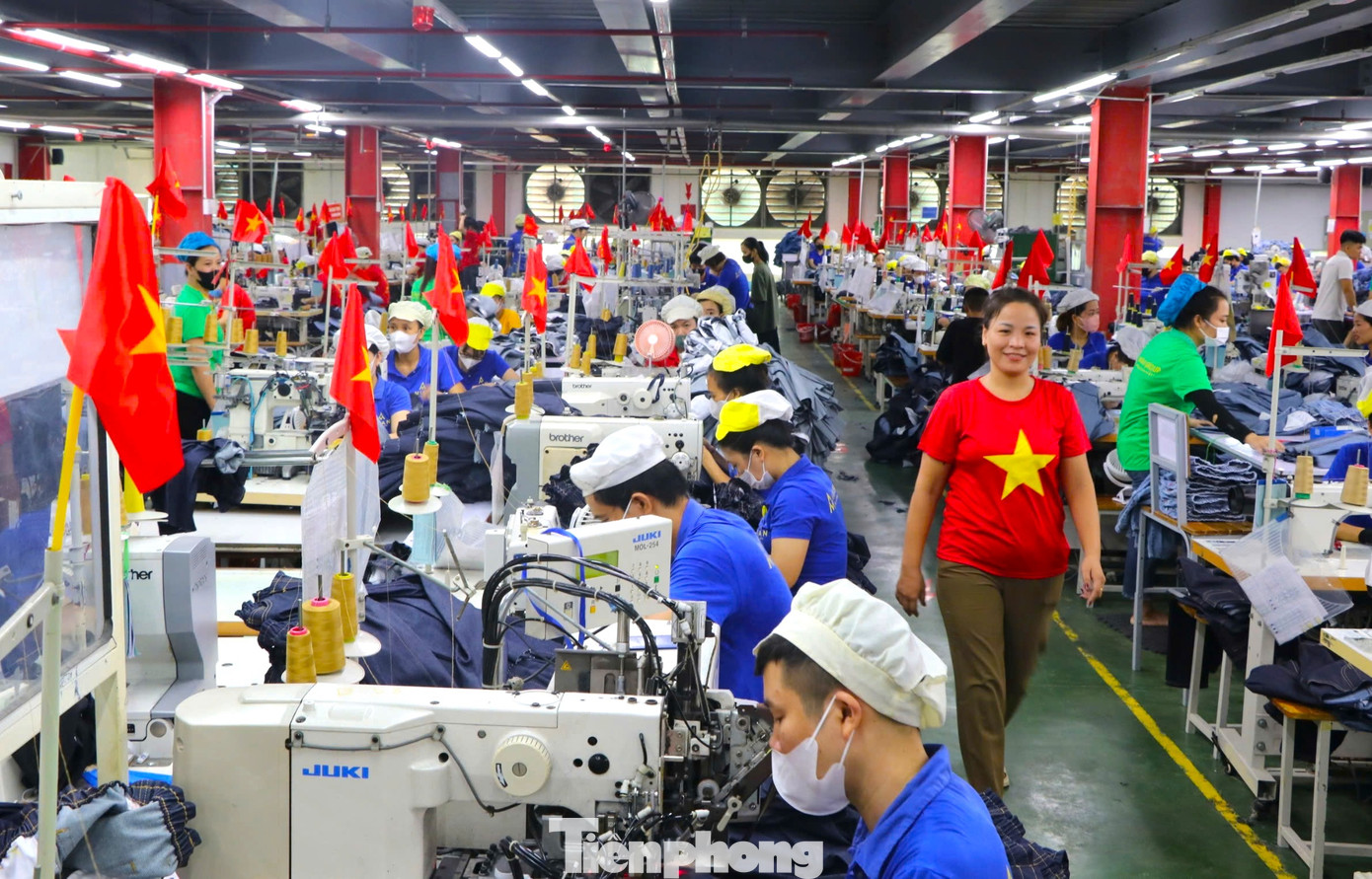 Tại một công ty may mặc (Khu công nghiệp Bắc Vinh, thành phố Vinh, Nghệ An) hai ngày qua trong khuôn viên công ty và khu xưởng may đã được cán bộ, công nhân viên treo kín những lá cờ Tổ quốc.