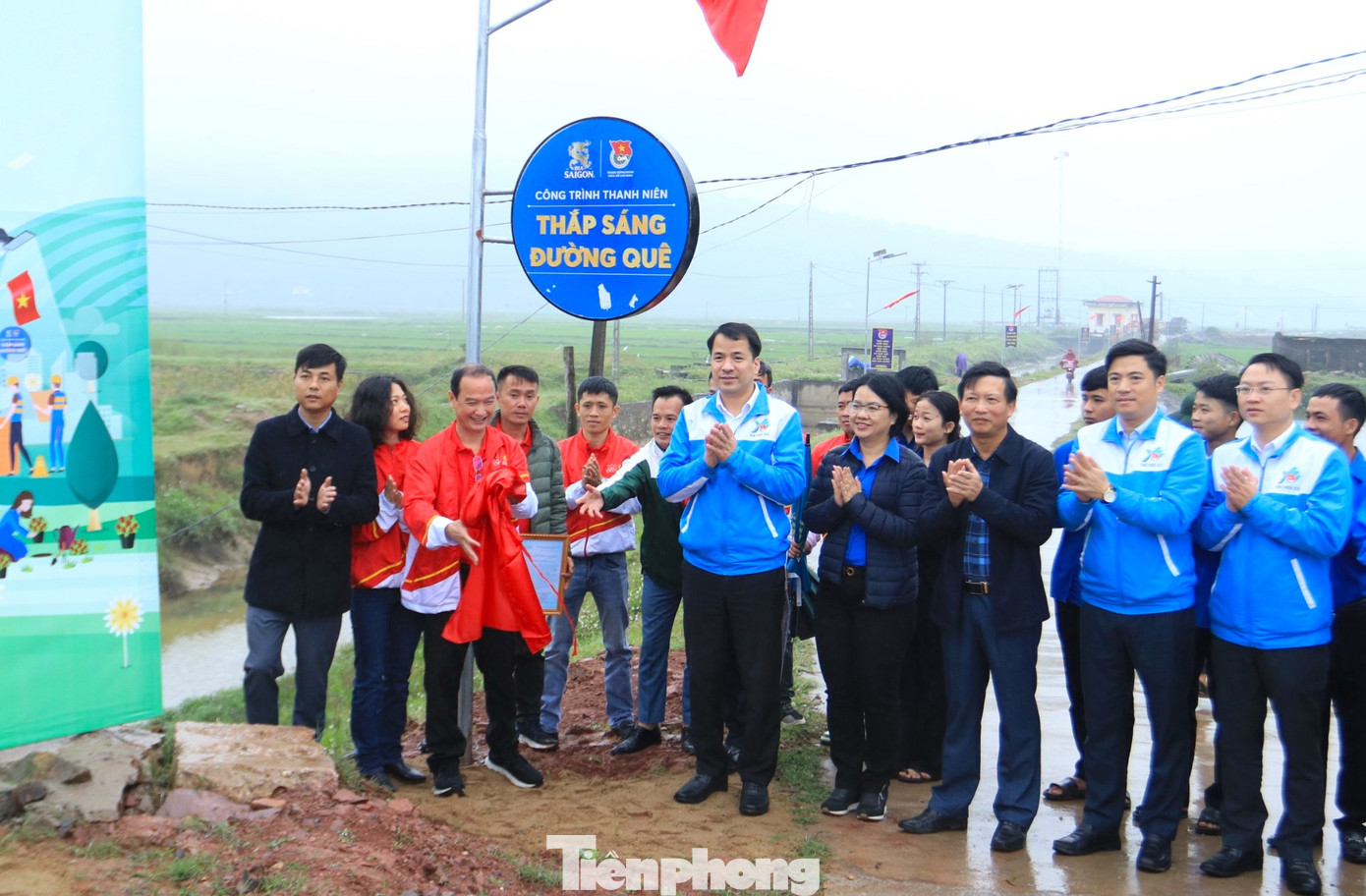 Các đại biểu làm lễ khánh thành công trình "Thắp sáng đường quê". Các đại biểu làm lễ khánh thành công trình "Thắp sáng đường quê".