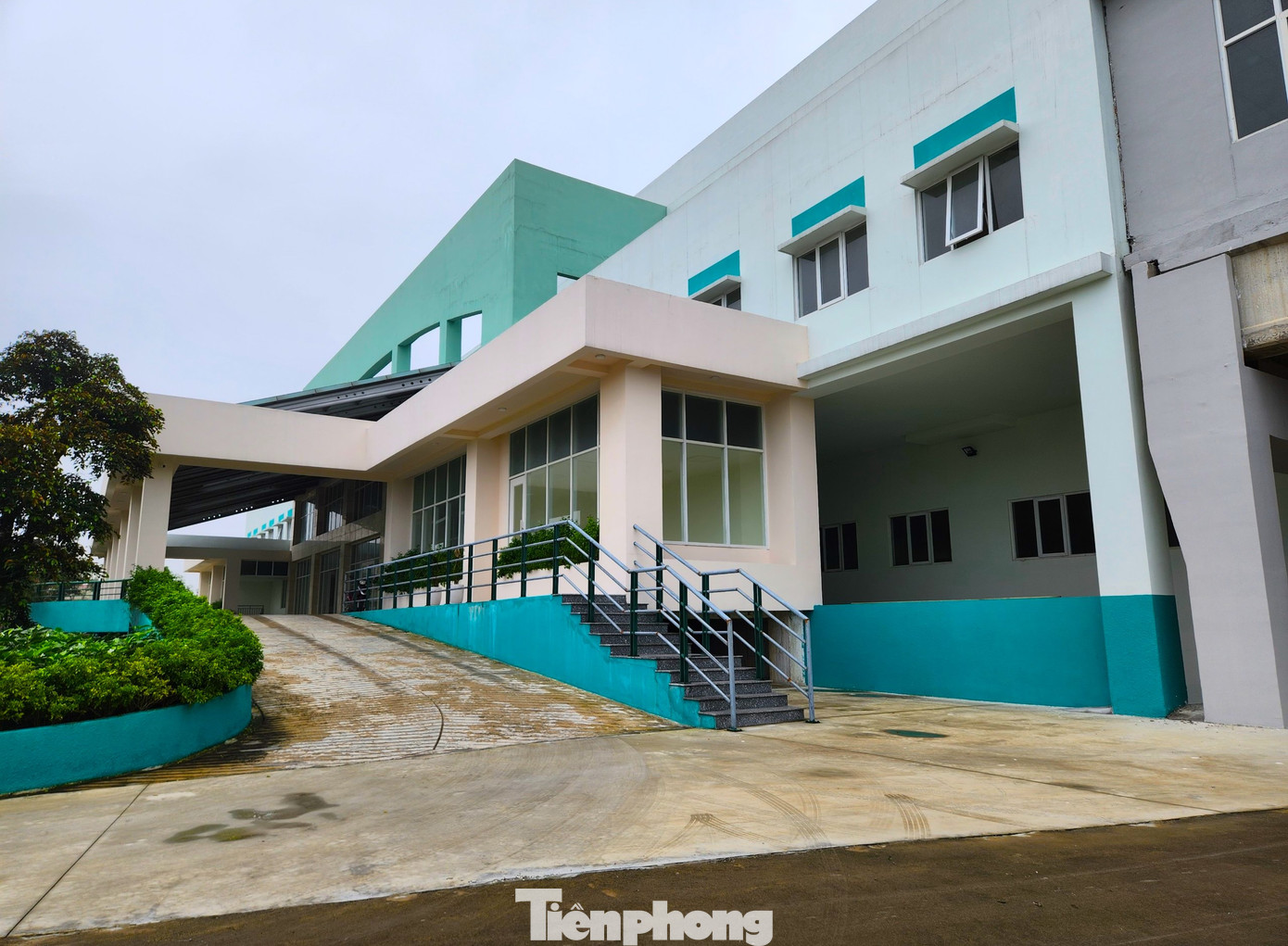 Tuy nhiên, dự án này không thể thực hiện đúng tiến độ và liên tục xin gia hạn rồi lại “lỡ hẹn”. Gần 8 năm qua, việc xây dựng bệnh viện này đã nhiều lần bị đình trệ, thậm chí có thời gian “đóng băng” hoàn toàn.