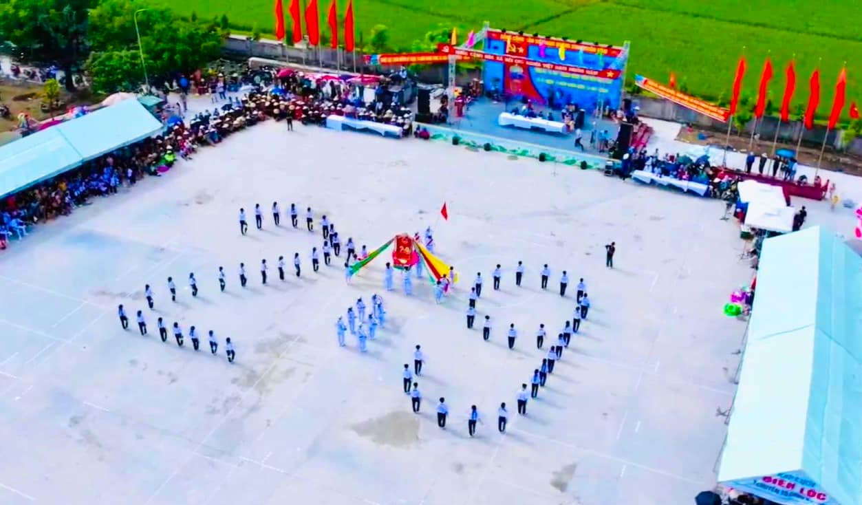 Các em thiếu nhi với màn đồng diễn xếp thành hình ngày Tết Độc lập 2/9.