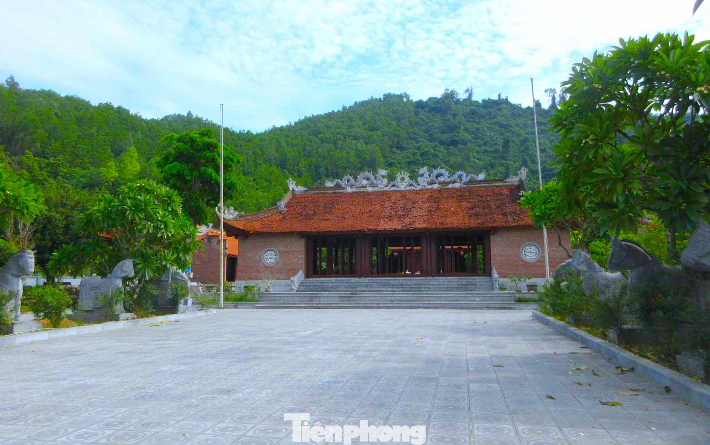 Đền thờ Vua Hồ ở xã Ngọc Sơn (huyện Quỳnh Lưu, Nghệ An) được khởi dựng từ năm 1403. Đền thờ Vua Hồ ở xã Ngọc Sơn (huyện Quỳnh Lưu, Nghệ An) được khởi dựng từ năm 1403.