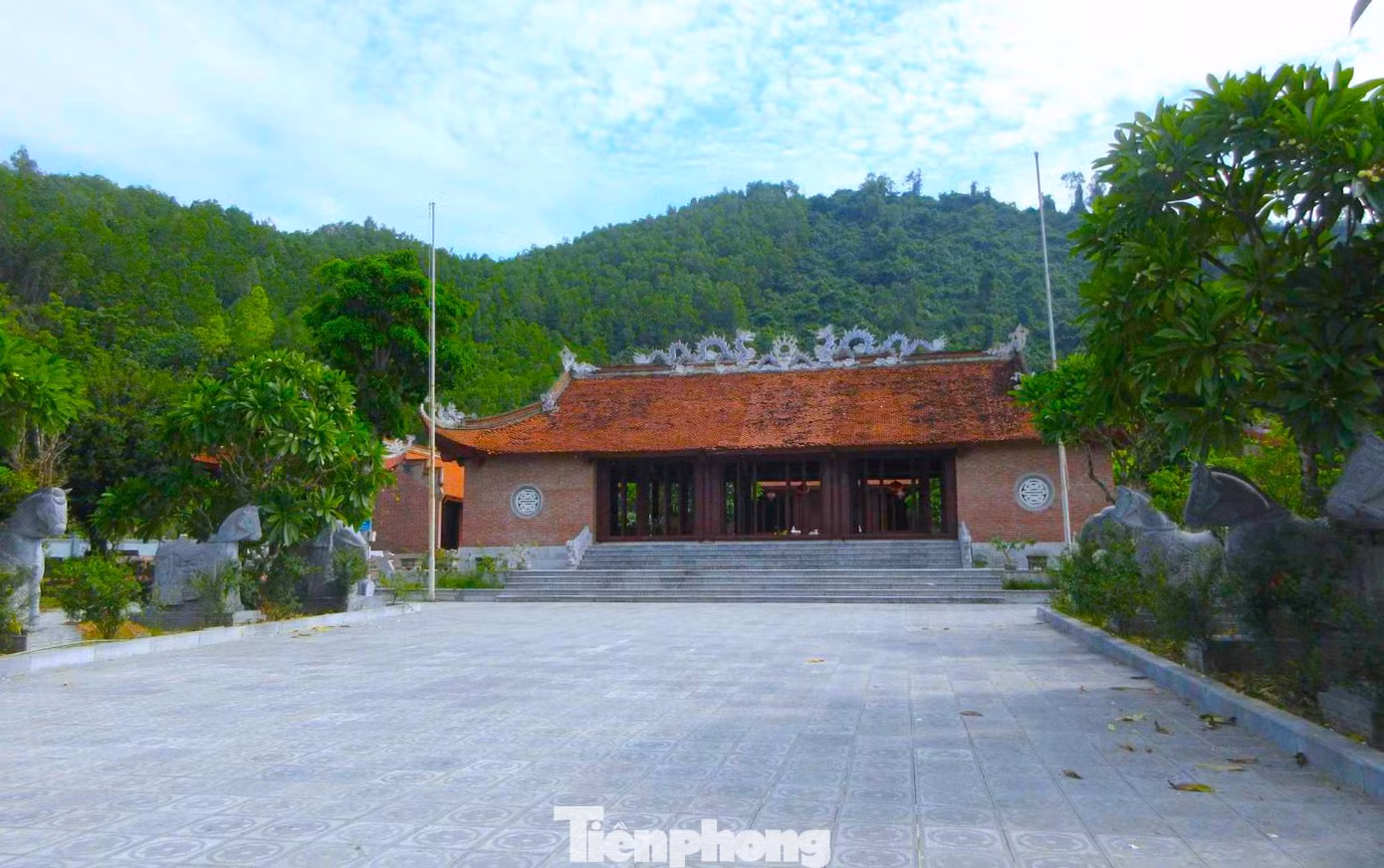 Đền thờ Vua Hồ ở xã Ngọc Sơn (huyện Quỳnh Lưu, Nghệ An) được khởi dựng từ năm 1403. Đền thờ Vua Hồ ở xã Ngọc Sơn (huyện Quỳnh Lưu, Nghệ An) được khởi dựng từ năm 1403.