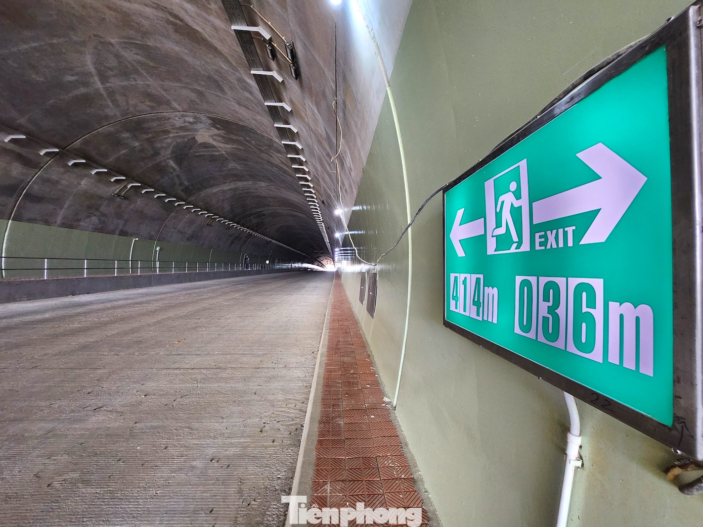 Bên trong hầm có hệ thống quạt thông gió cỡ lớn hoạt động 24/24.