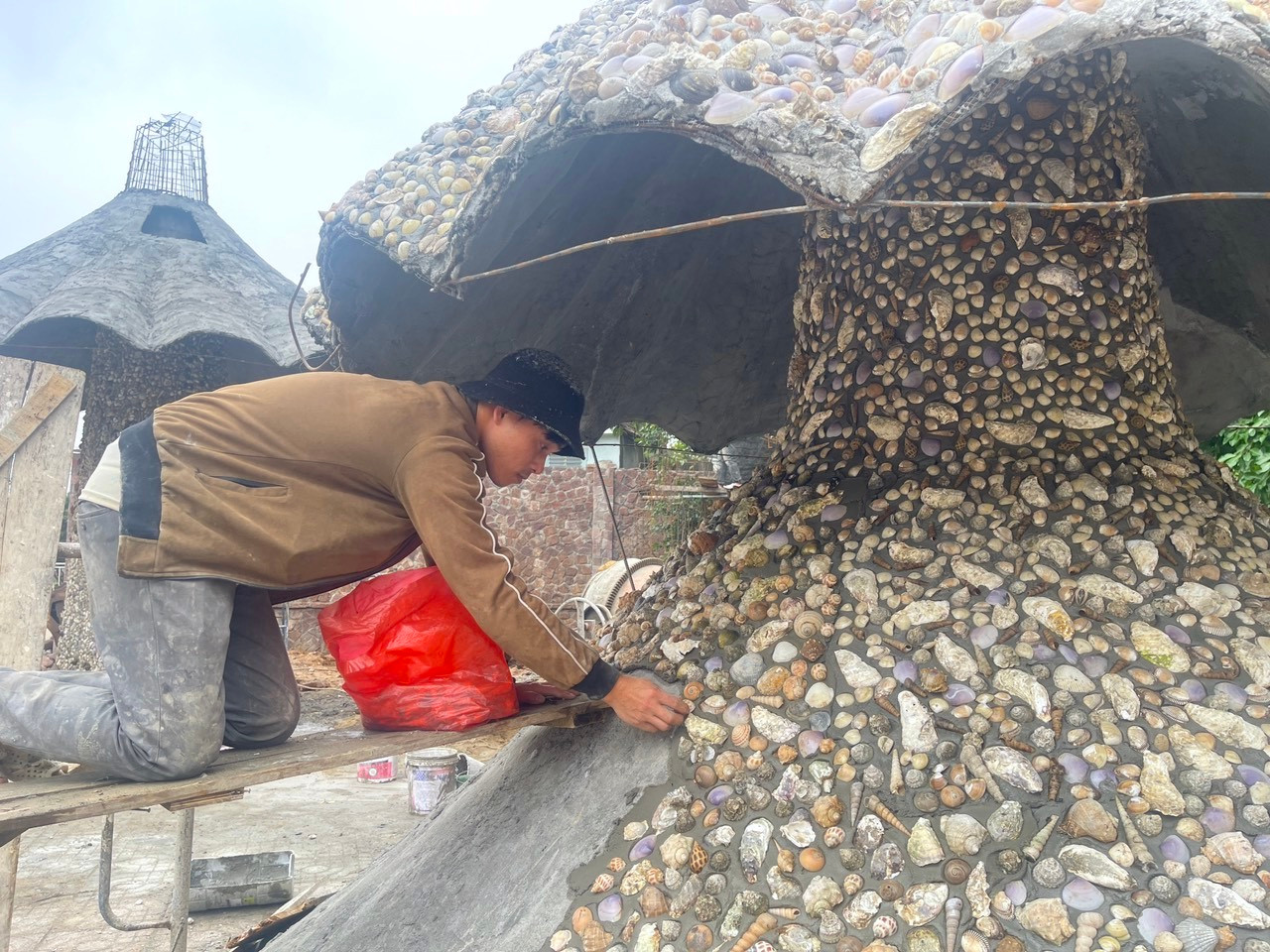 Cây thông được gắn hàng triệu vỏ ốc, hến, sò lên thân vây và 5 tán lá. Cây thông được gắn hàng triệu vỏ ốc, hến, sò lên thân vây và 5 tán lá.