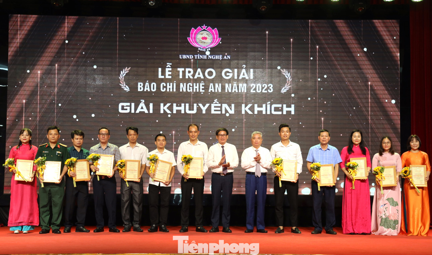 Trao tặng Giấy chứng nhận và hoa cho các tác giả đạt giải Khuyến khích.