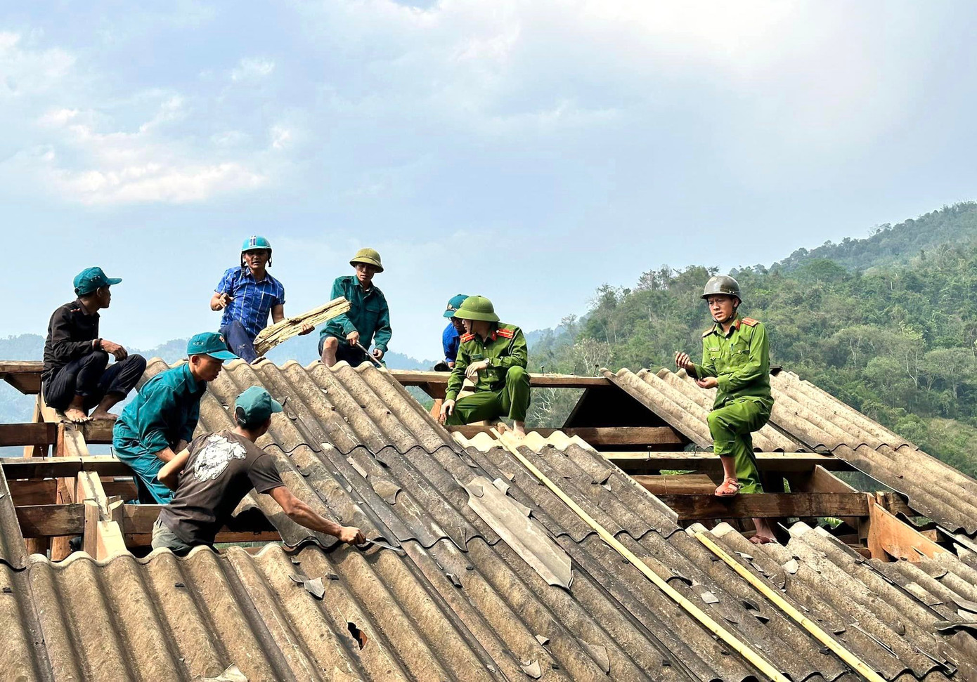 Những căn nhà bị hư hỏng mái do mưa đá, lực lượng chức năng sẽ tiến hành tháo dỡ, lợp lại mái nhà mới giúp người dân. Những căn nhà bị hư hỏng mái do mưa đá, lực lượng chức năng sẽ tiến hành tháo dỡ, lợp lại mái nhà mới giúp người dân.
