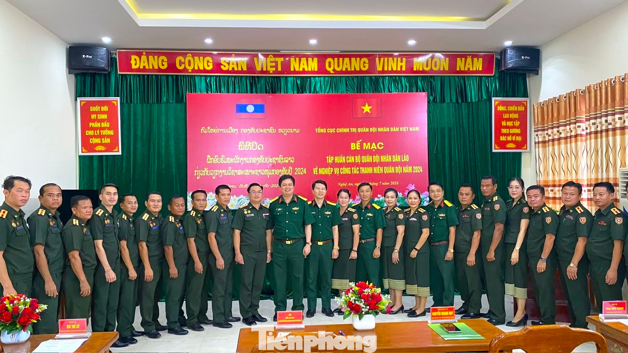 Các đại biểu chụp hình lưu niệm cùng đoàn cán bộ QĐND Lào. Các đại biểu chụp hình lưu niệm cùng đoàn cán bộ QĐND Lào.