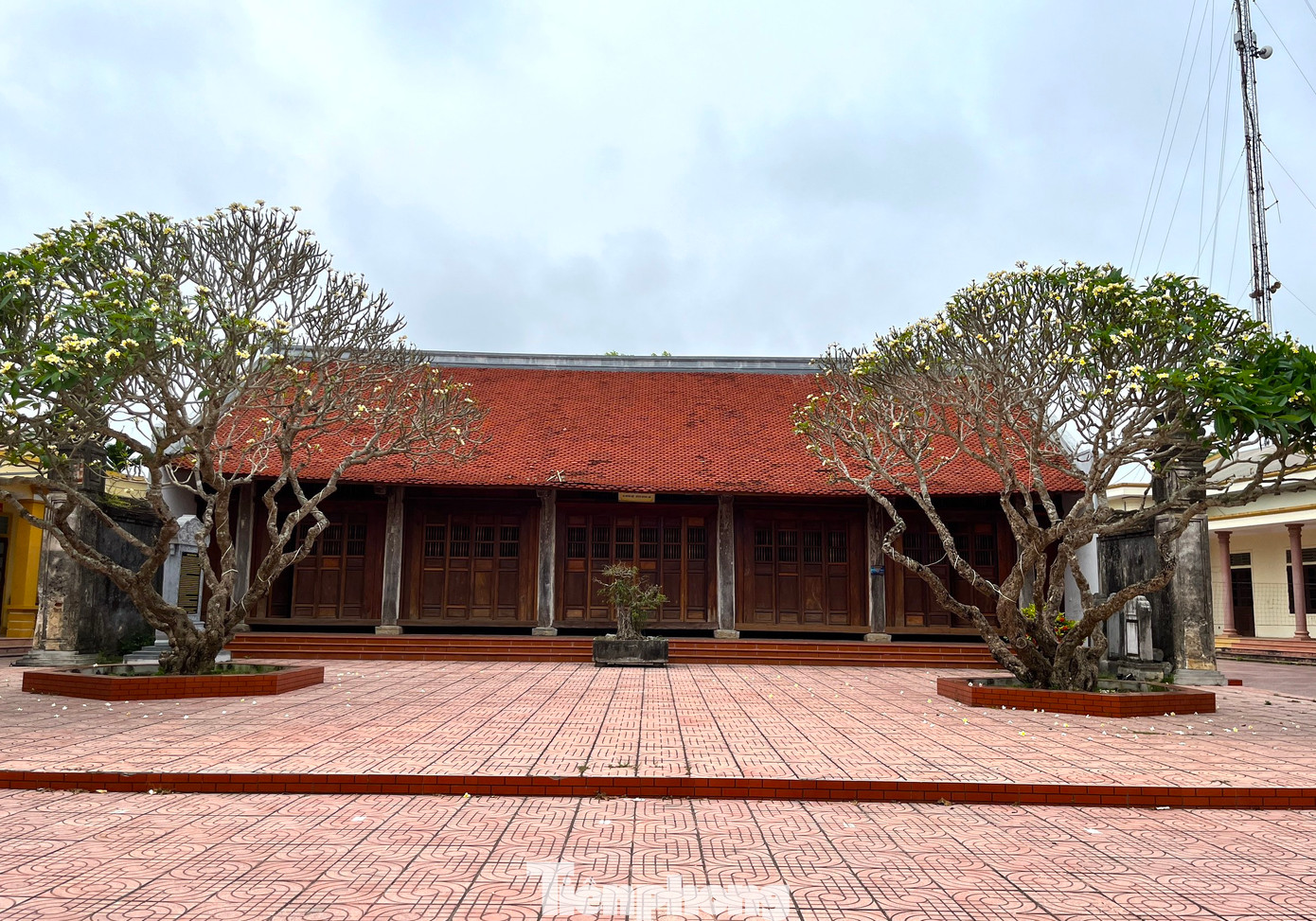 Đình Quỳnh Đôi nằm đối diện với trụ sở UBND xã Quỳnh Đôi, được công nhận là di tích lịch sử văn hóa quốc gia năm 1991. Đình trước đây là trung tâm hành chính, văn hóa của làng Quỳnh.