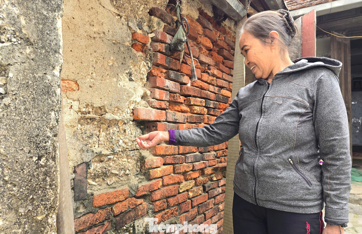 “Ngày đó có căn nhà từ vỏ sò, ốc là đẹp và mừng lắm. Giờ điều kiện phát triển, nhà bê tông cốt thép dần thay thế rồi. Nhiều người đập nhà cũ xây mới. Nhà tôi chưa có điều kiện nên vẫn để vậy”, bà Lộc nói. “Ngày đó có căn nhà từ vỏ sò, ốc là đẹp và mừng lắm. Giờ điều kiện phát triển, nhà bê tông cốt thép dần thay thế rồi. Nhiều người đập nhà cũ xây mới. Nhà tôi chưa có điều kiện nên vẫn để vậy”, bà Lộc nói.