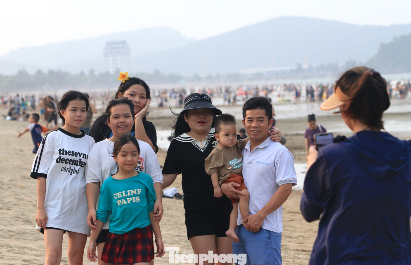 Tranh thủ ngày nghỉ lễ, nhiều gia đình đưa nhau đến bãi biển Cửa Lò để chụp hình lưu niệm. Tranh thủ ngày nghỉ lễ, nhiều gia đình đưa nhau đến bãi biển Cửa Lò để chụp hình lưu niệm.
