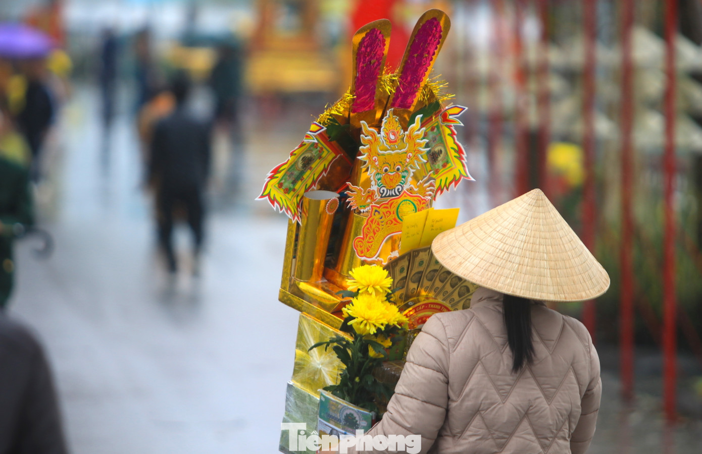 Những mâm lễ cúng thường có giá từ 300.000-500.000 đồng. Có những mâm lễ lớn được sắp đầy thỏi vàng có giá cả triệu đồng nhưng vẫn hút du khách mua để đưa vào đền dâng lễ cúng. Sau khi mua, các cửa hàng sẽ hỗ trợ đưa mâm lễ vào tận đền để du khách thực hiện các nghi thức cúng. Những mâm lễ cúng thường có giá từ 300.000-500.000 đồng. Có những mâm lễ lớn được sắp đầy thỏi vàng có giá cả triệu đồng nhưng vẫn hút du khách mua để đưa vào đền dâng lễ cúng. Sau khi mua, các cửa hàng sẽ hỗ trợ đưa mâm lễ vào tận đền để du khách thực hiện các nghi thức cúng.