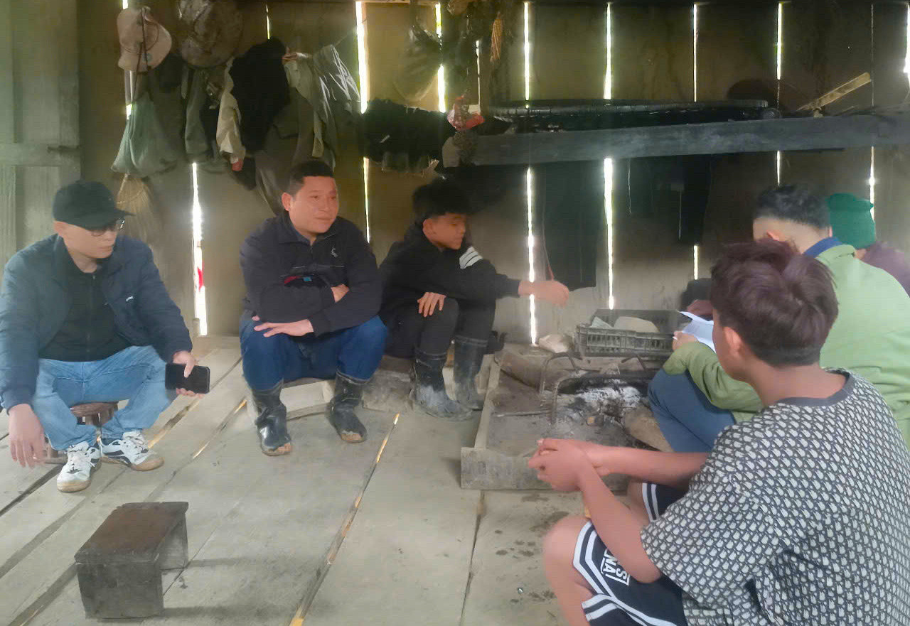 Các em học sinh nghỉ học thường do hoàn cảnh gia đình khó khăn. Bên cạnh đó, nhiều em có tư tưởng nghỉ học để ở nhà phụ giúp bố mẹ. Trong khi đó bố mẹ lại thiếu quan tâm đến việc học hành của con khiến các em học sinh tự do nghỉ.