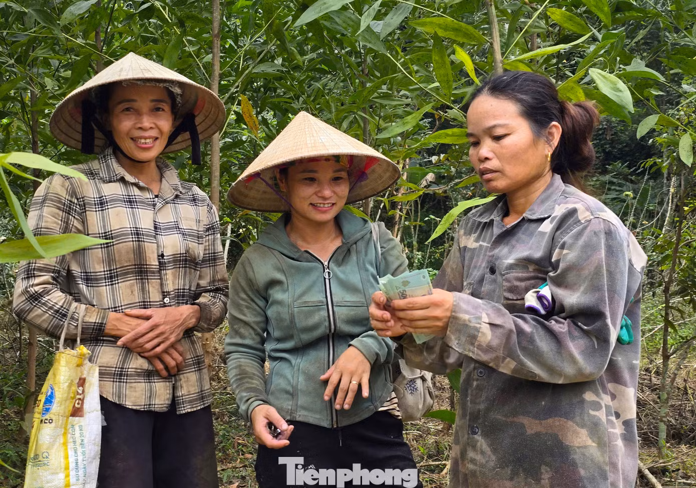 Sau một ngày làm việc vất vả, lúc nhận tiền công là thời điểm các lao động vui sướng nhất.