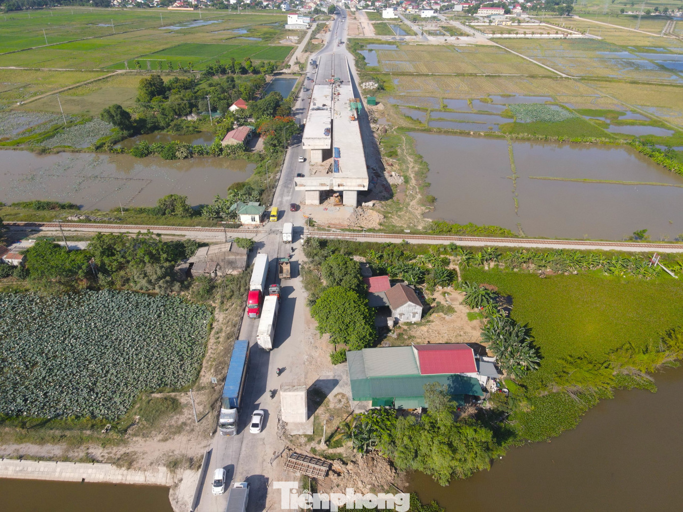 Cầu vượt đường sắt ở xã Diễn Phúc, huyện Diễn Châu do vướng mặt bằng nên chưa thể xây dựng xong.