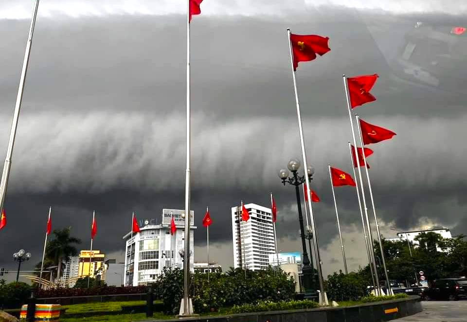 Phía trước đám mây đen cuộn như một đợt "sóng thần" chuẩn bị ập xuống khiến người đi đường lo lắng. Phía trước đám mây đen cuộn như một đợt "sóng thần" chuẩn bị ập xuống khiến người đi đường lo lắng.