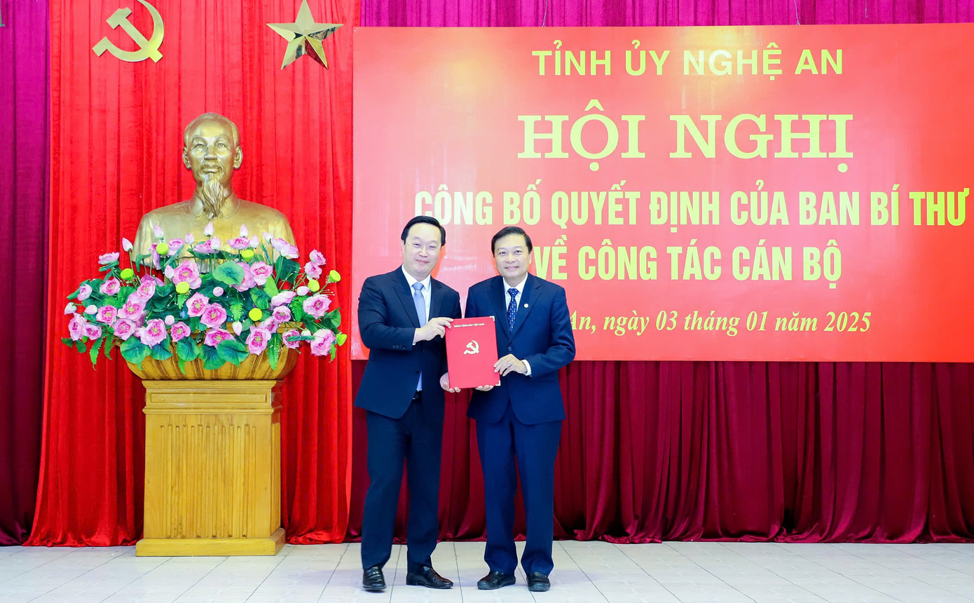 Ông Nguyễn Đức Trung - Bí thư Tỉnh ủy, Chủ tịch UBND tỉnh trao Quyết định của Ban Bí thư T.Ư Đảng chuẩn y chức vụ Phó Bí thư Tỉnh ủy Nghệ An nhiệm kỳ 2020-2025 cho ông Lê Hồng Vinh. (Ảnh: Phạm Bằng).