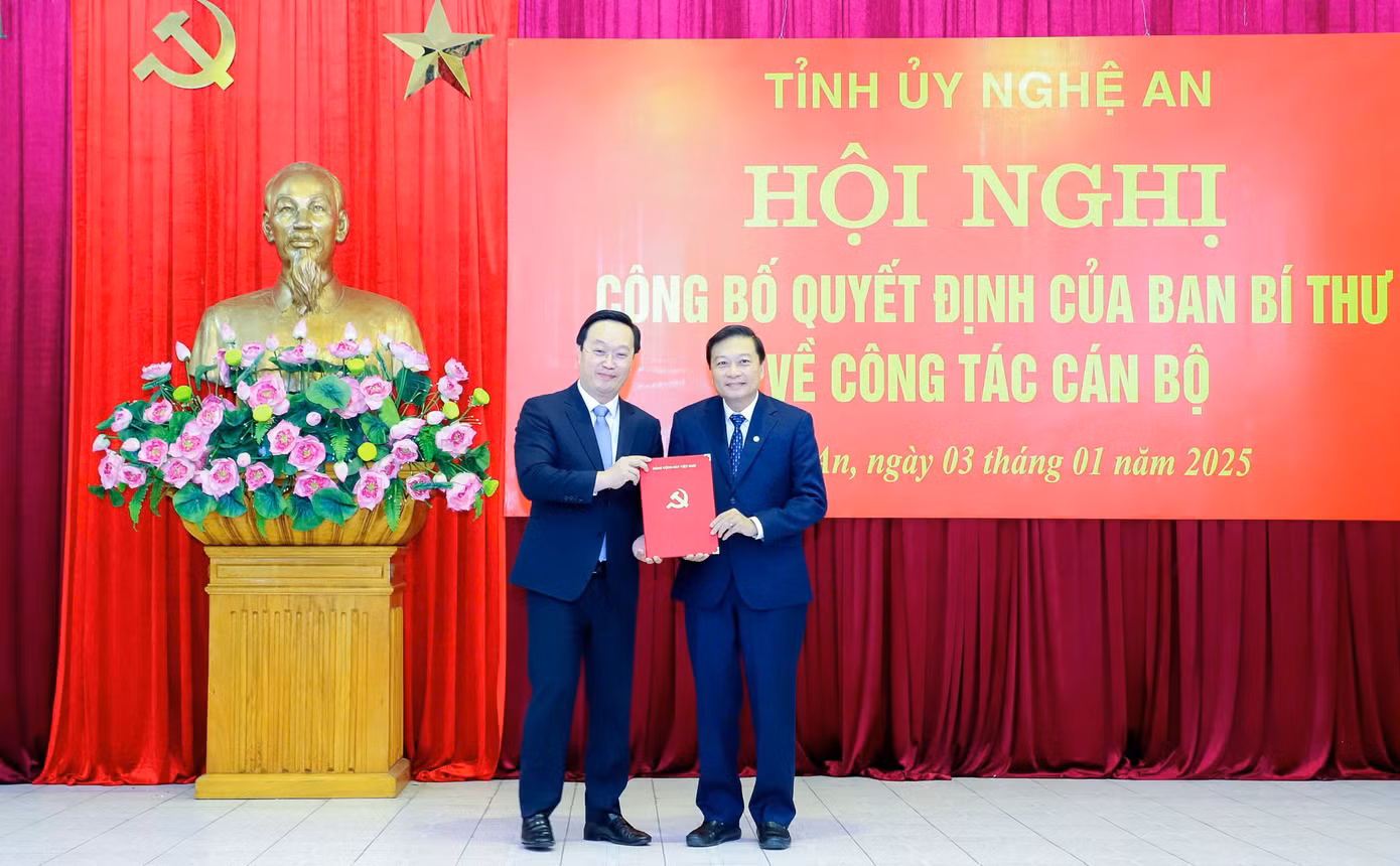 Ông Nguyễn Đức Trung - Bí thư Tỉnh ủy, Chủ tịch UBND tỉnh trao Quyết định của Ban Bí thư T.Ư Đảng chuẩn y chức vụ Phó Bí thư Tỉnh ủy Nghệ An nhiệm kỳ 2020-2025 cho ông Lê Hồng Vinh. (Ảnh: Phạm Bằng). Ông Nguyễn Đức Trung - Bí thư Tỉnh ủy, Chủ tịch UBND tỉnh trao Quyết định của Ban Bí thư T.Ư Đảng chuẩn y chức vụ Phó Bí thư Tỉnh ủy Nghệ An nhiệm kỳ 2020-2025 cho ông Lê Hồng Vinh. (Ảnh: Phạm Bằng).