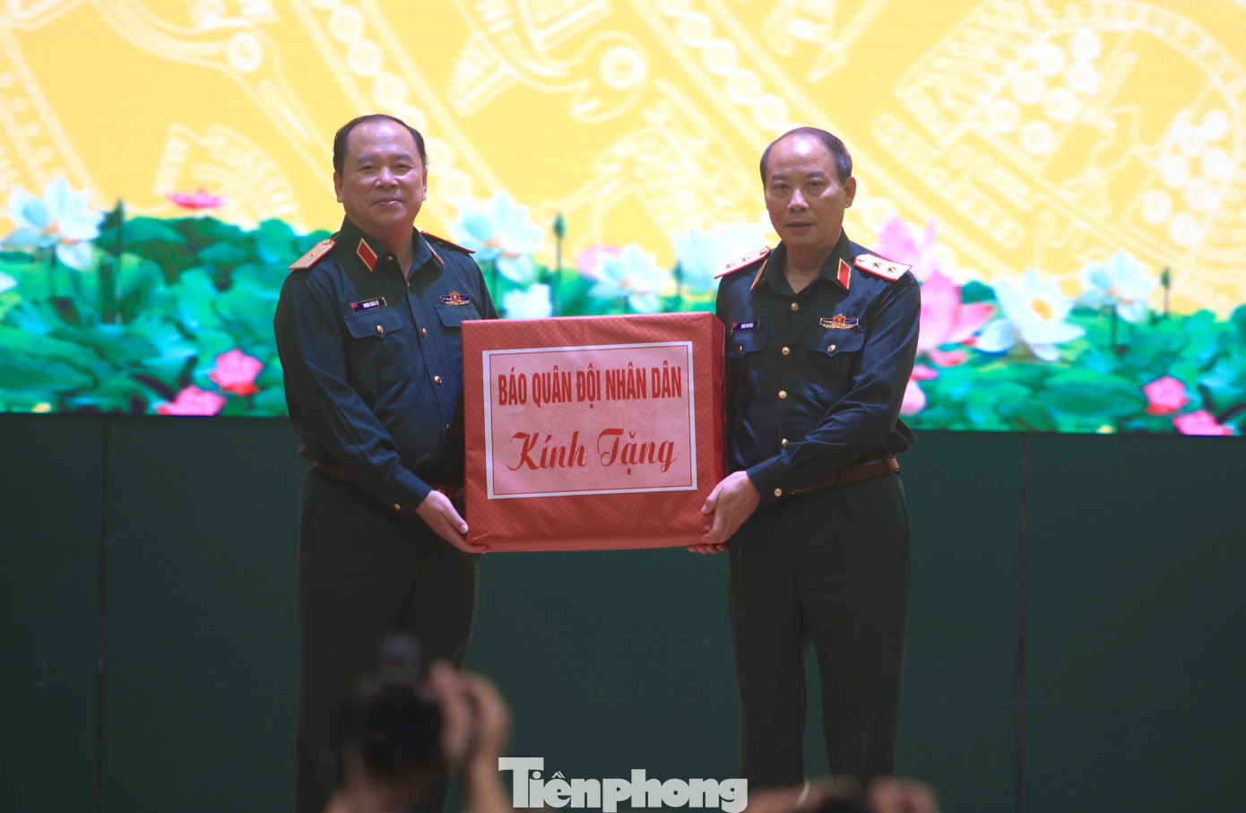 Báo Quân đội nhân dân tặng quà cho Bộ Tư lệnh Quân khu 4. Báo Quân đội nhân dân tặng quà cho Bộ Tư lệnh Quân khu 4.