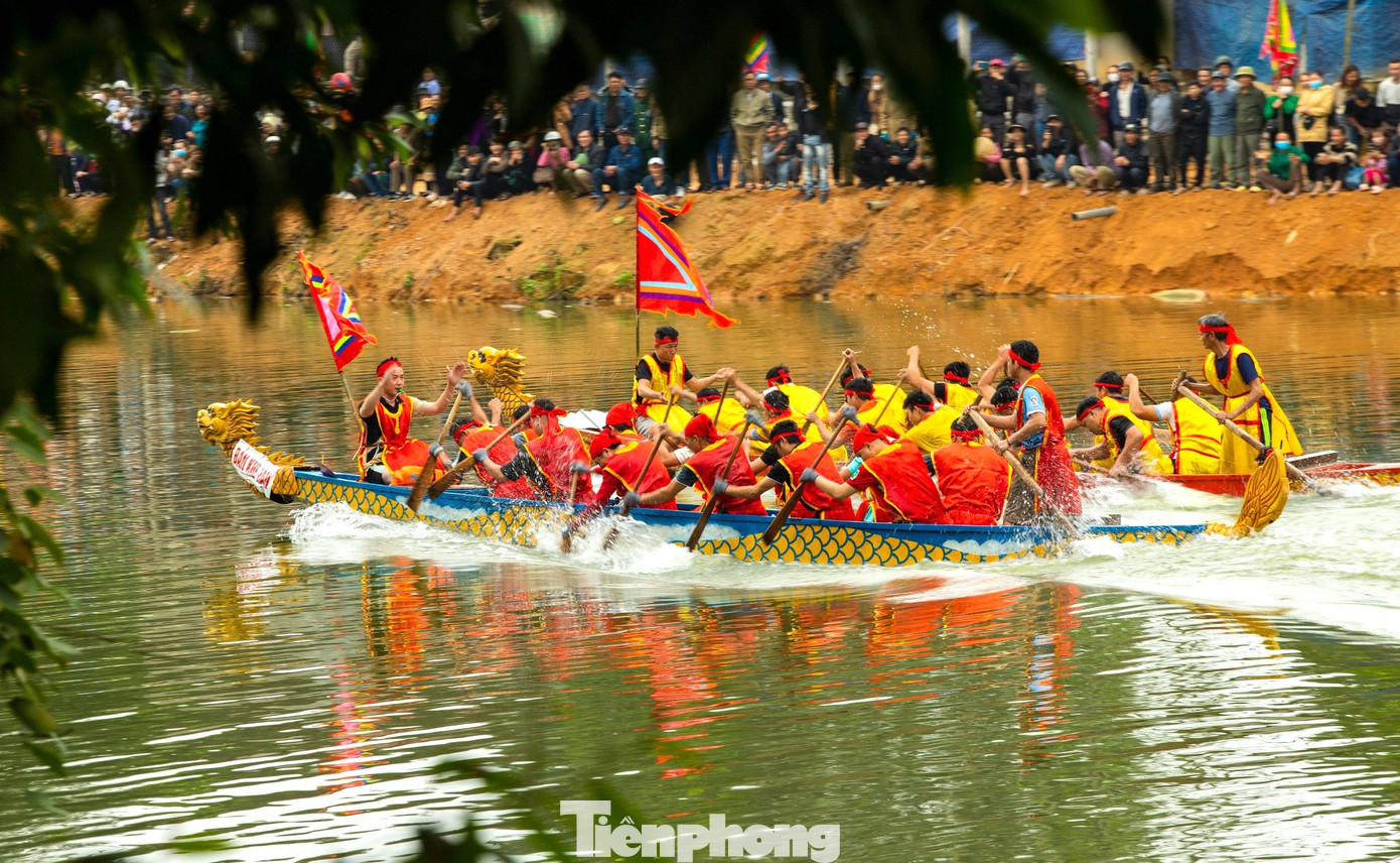 6 đội đua được tổ chức thành 3 cặp đua. Sau 3 lượt thi đấu, ban tổ chức sẽ chọn 3 đội về nhất để vào vòng thi chung kết. (Ảnh: Rạng Đông).