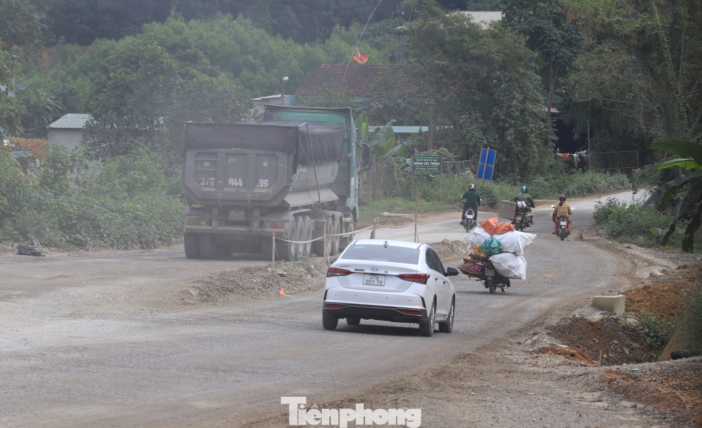 Tuy nhiên có những điểm công trình thi công dở dang nhưng chỉ được chăng dây, cắm biển cảnh báo sơ sài, tiềm ẩn nguy cơ mất an toàn giao thông.