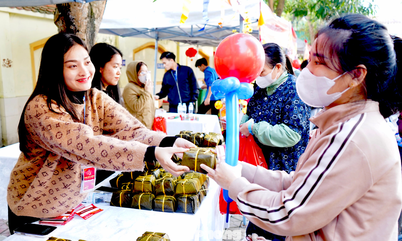 Thông qua phiên chợ, nhiều phần quà ý nghĩa được gửi tới người bệnh khó khăn đang điều trị tại bệnh viện để họ đón một mùa xuân ấm áp và hạnh phúc. Bên cạnh đó, những phần quà sẽ phần nào tiếp thêm nghị lực, sức mạnh, giúp người bệnh vượt qua nỗi đau, sớm khỏe mạnh để trở về với gia đình đón Tết.