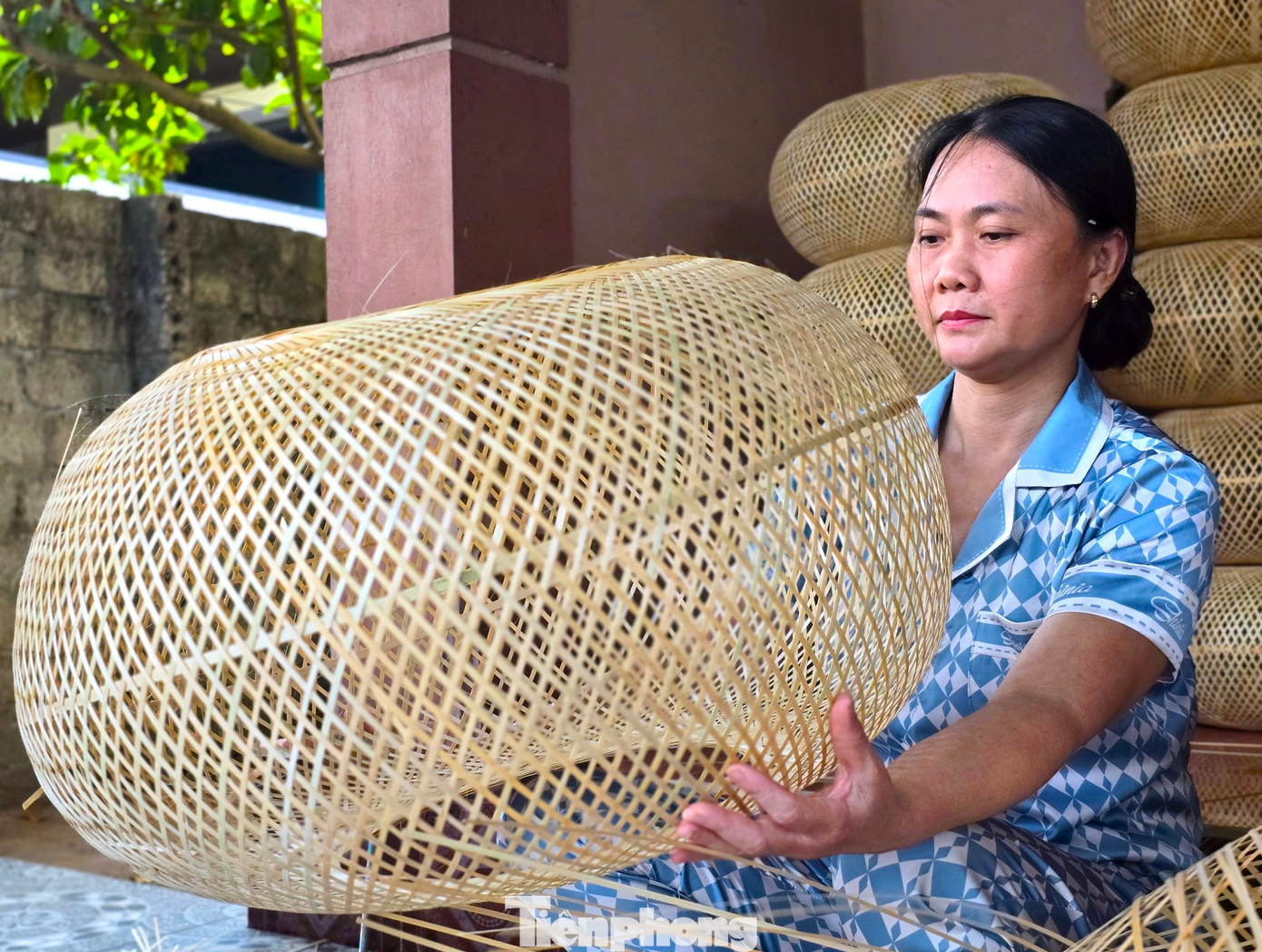 Từ bàn tay khéo léo của người thợ, những chiếc đèn trang trí độc đáo ra đời.