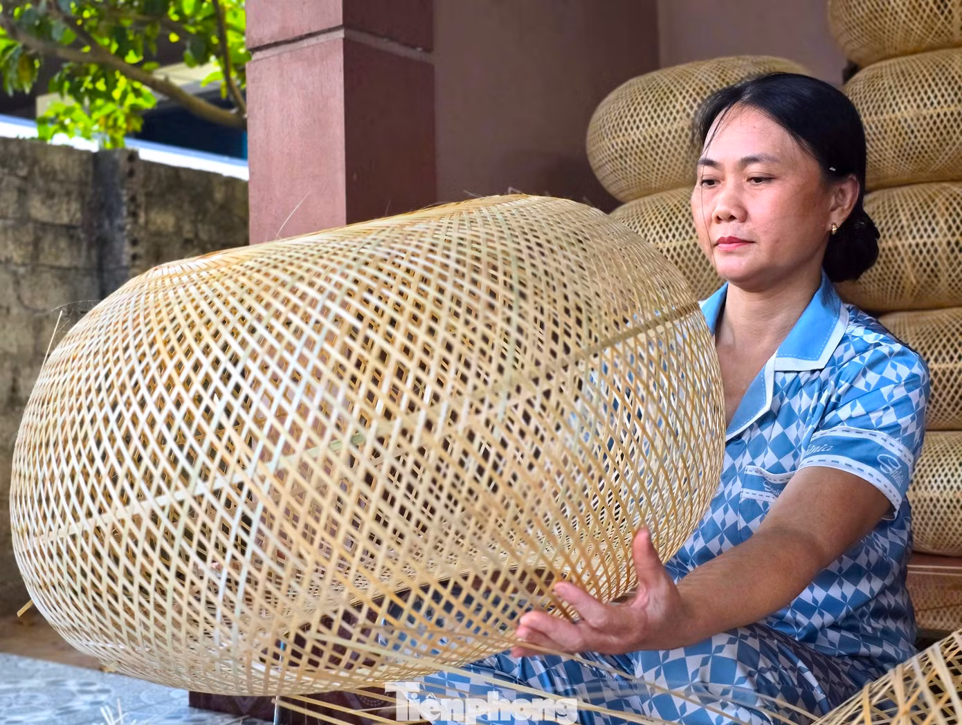 Từ bàn tay khéo léo của người thợ, những chiếc đèn trang trí độc đáo ra đời.