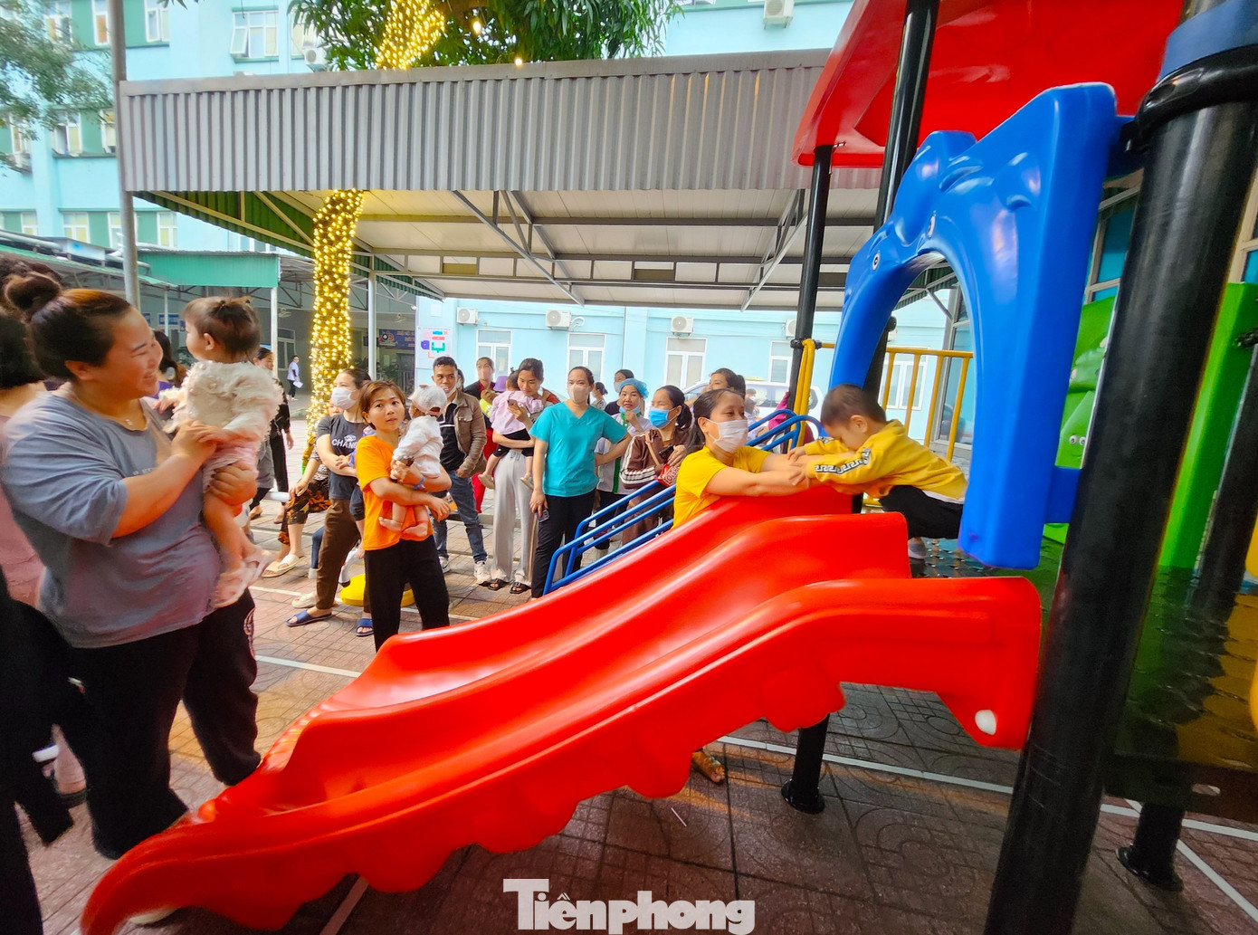 Nhiều em nhỏ thích thú khi được vui chơi tại khu vui chơi mới.