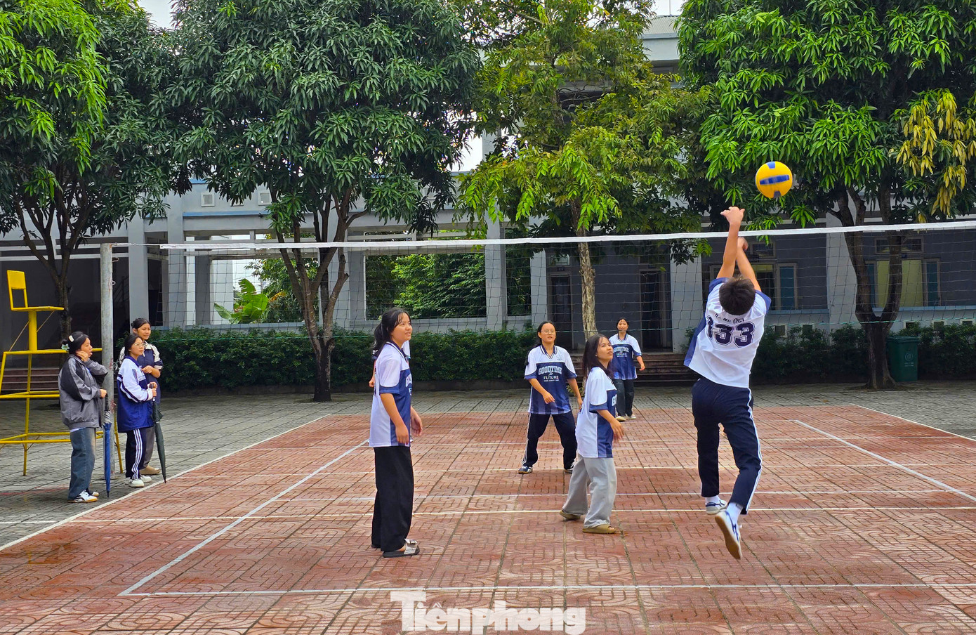 Các lưu học sinh Lào vui chơi thể thao cùng các bạn học sinh người Việt Nam. Các lưu học sinh Lào vui chơi thể thao cùng các bạn học sinh người Việt Nam.