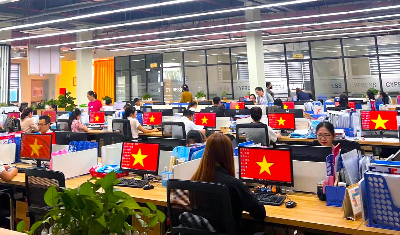 Nhiều cán bộ, công nhân đổi màn hình máy tính làm việc tại công ty thành cờ đỏ sao vàng nhân dịp ngày lễ Quốc khánh 2/9.