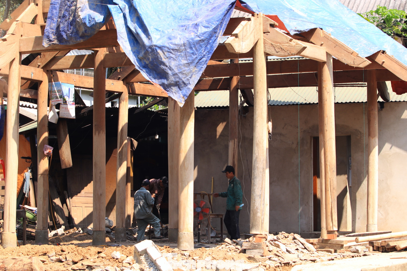 Anh Viêng Văn Phú cùng mọi người sửa chữa lại căn nhà cũ, dột nát của gia đình.