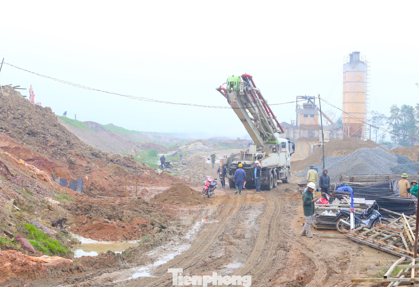 Tại công trình cầu Hưng Đức (huyện Hưng Nguyên, tỉnh Nghệ An), dù là ngày cuối cùng của năm 2023 nhưng trên công trường vẫn rộn ràng tiếng máy móc hoạt động, tiếng công nhân làm việc, trao đổi.