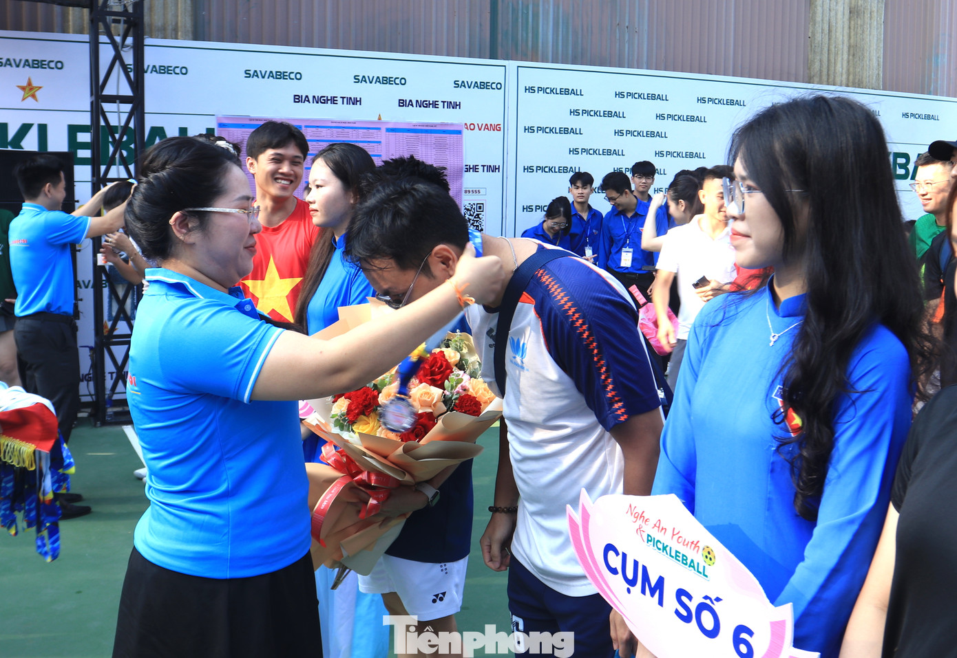 Ban tổ chức trao kỷ niệm chương, hoa và quà cho các vận động viên tham gia giải đấu. Ban tổ chức trao kỷ niệm chương, hoa và quà cho các vận động viên tham gia giải đấu.