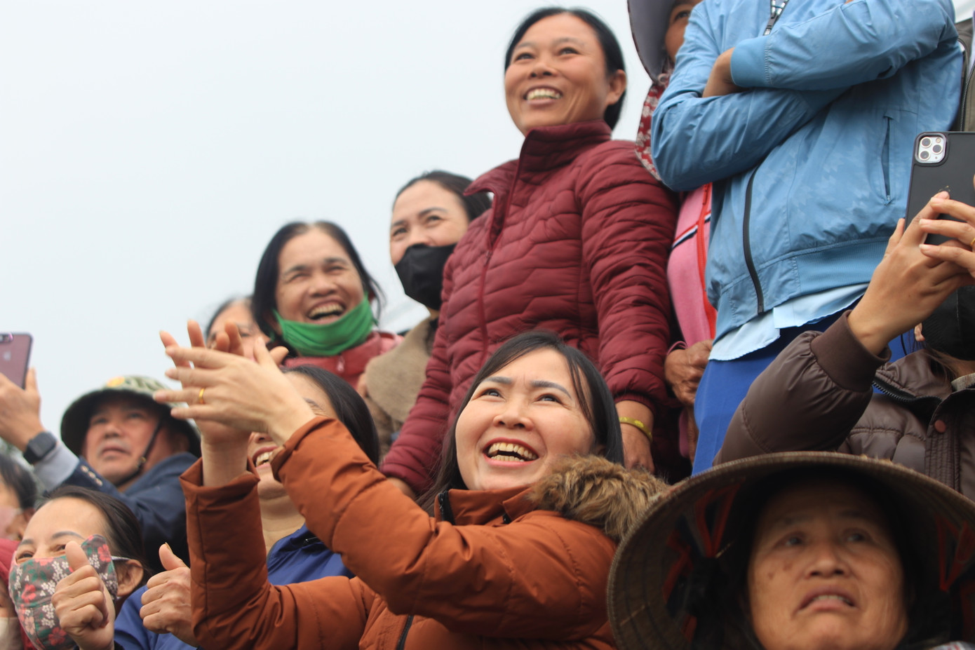 Khuôn mặt phấn khởi khi thuyền của xã mình vươn lên dẫn trước.