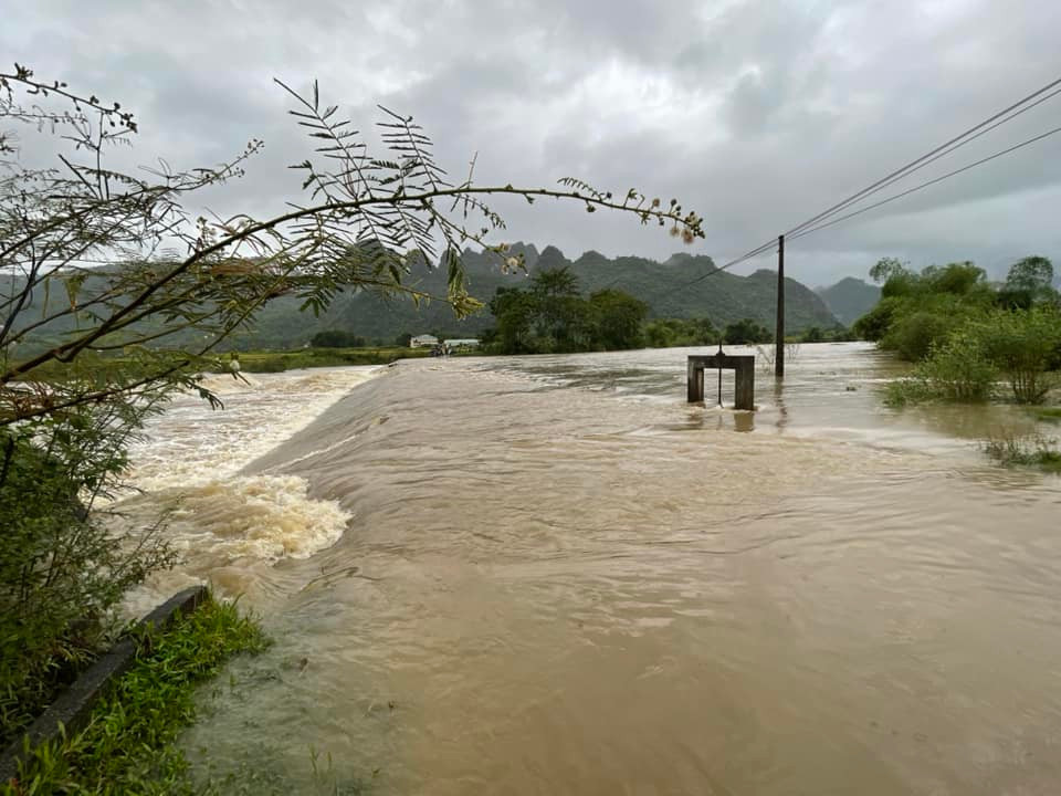 Cầu tràn đi xã Lục Dạ, Môn Sơn (Con Cuông, Nghệ An) bị ngập sâu trong nước lũ. Cầu tràn đi xã Lục Dạ, Môn Sơn (Con Cuông, Nghệ An) bị ngập sâu trong nước lũ.
