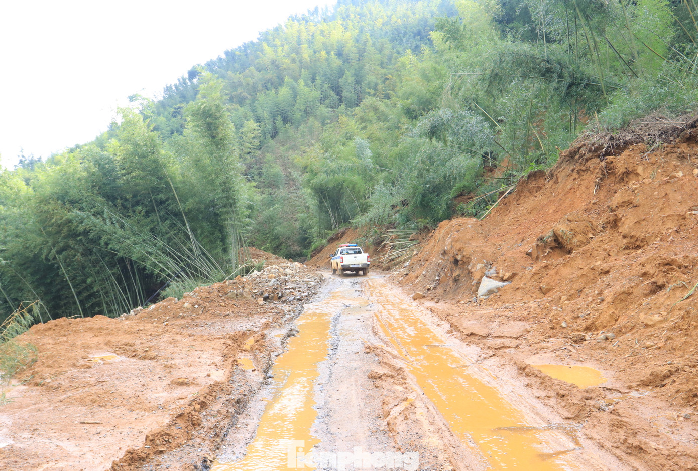 Những ngày qua, cơ quan chức năng huyện Nguyên Bình (tỉnh Cao Bằng) liên tục huy động các phương tiện máy móc đến cào, múc đất, giải phóng hiện trường sạt lở. Lực lượng cảnh sát tuần tra, theo dõi tình hình.