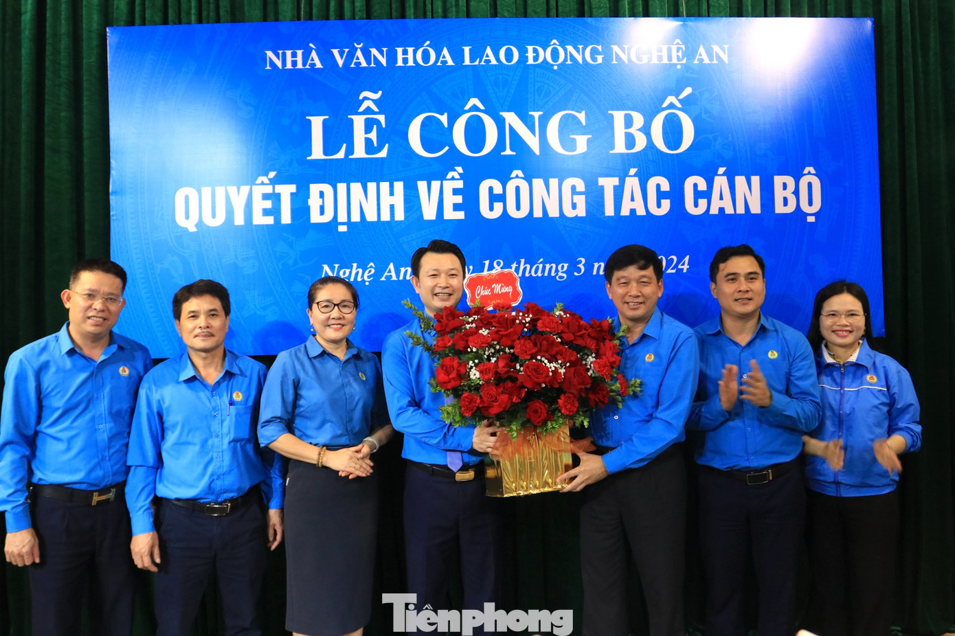 Các cơ quan đơn vị tặng hoa chúc mừng cho tân Giám đốc Nhà Văn hóa Lao động tỉnh Nghệ An.