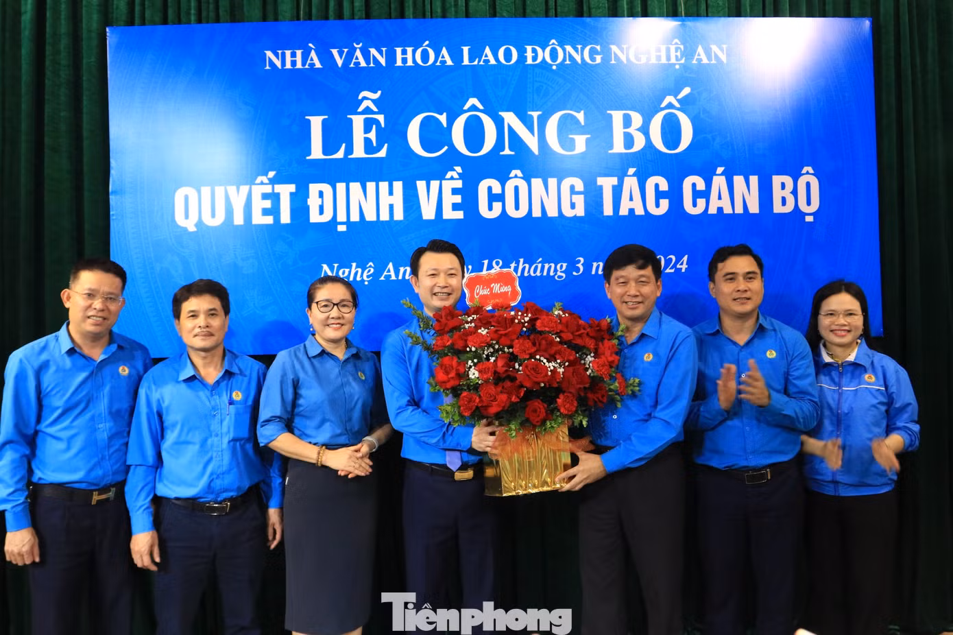 Các cơ quan đơn vị tặng hoa chúc mừng cho tân Giám đốc Nhà Văn hóa Lao động tỉnh Nghệ An. Các cơ quan đơn vị tặng hoa chúc mừng cho tân Giám đốc Nhà Văn hóa Lao động tỉnh Nghệ An.