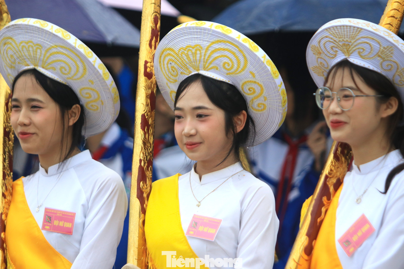 Các thiếu nữ với vẻ ngoài xinh xắn, thanh lịch gây ấn tượng cho du khách khi về tham dự lễ hội.