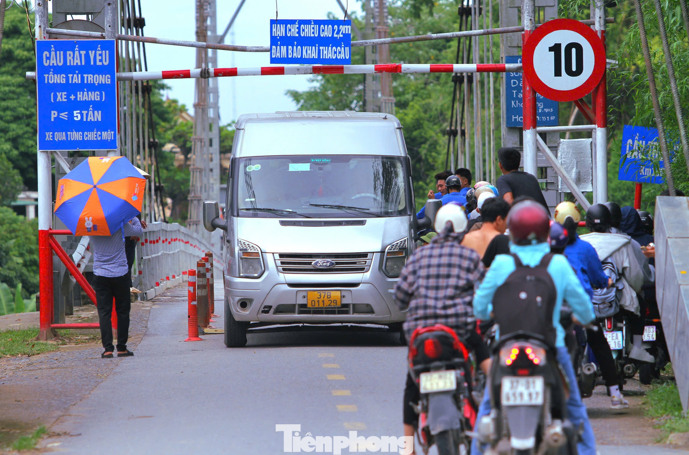 Hai đầu cầu được lắp một dãy cọc tiêu nhựa để khống chế xe khổ lớn đi qua. Mỗi khi có xe ô tô qua cầu, các phương tiện xe máy phải tránh sang một bên để nhường đường tạo nên cảnh ùn tắc.