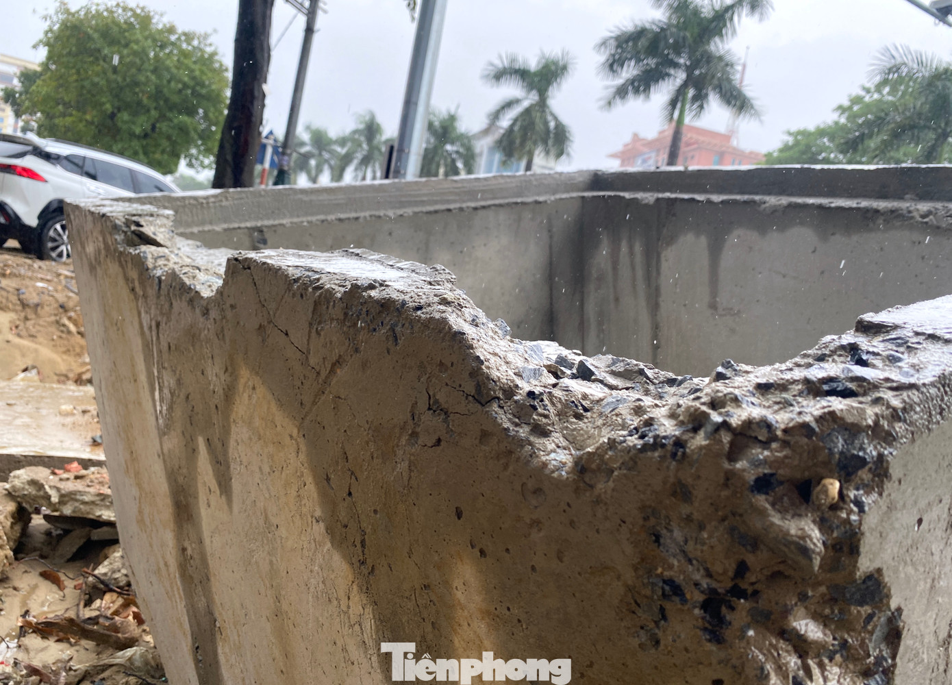 Các cấu kiện cống chuẩn bị thi công xuất hiện những vết rạn nứt, hư hỏng.