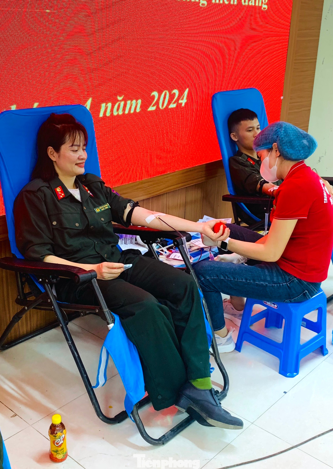 Tinh thần hiến máu cứu người cao cả và những nụ cười rạng rỡ trên môi của các cán bộ chiến sĩ cảnh sát cơ động. Tinh thần hiến máu cứu người cao cả và những nụ cười rạng rỡ trên môi của các cán bộ chiến sĩ cảnh sát cơ động.