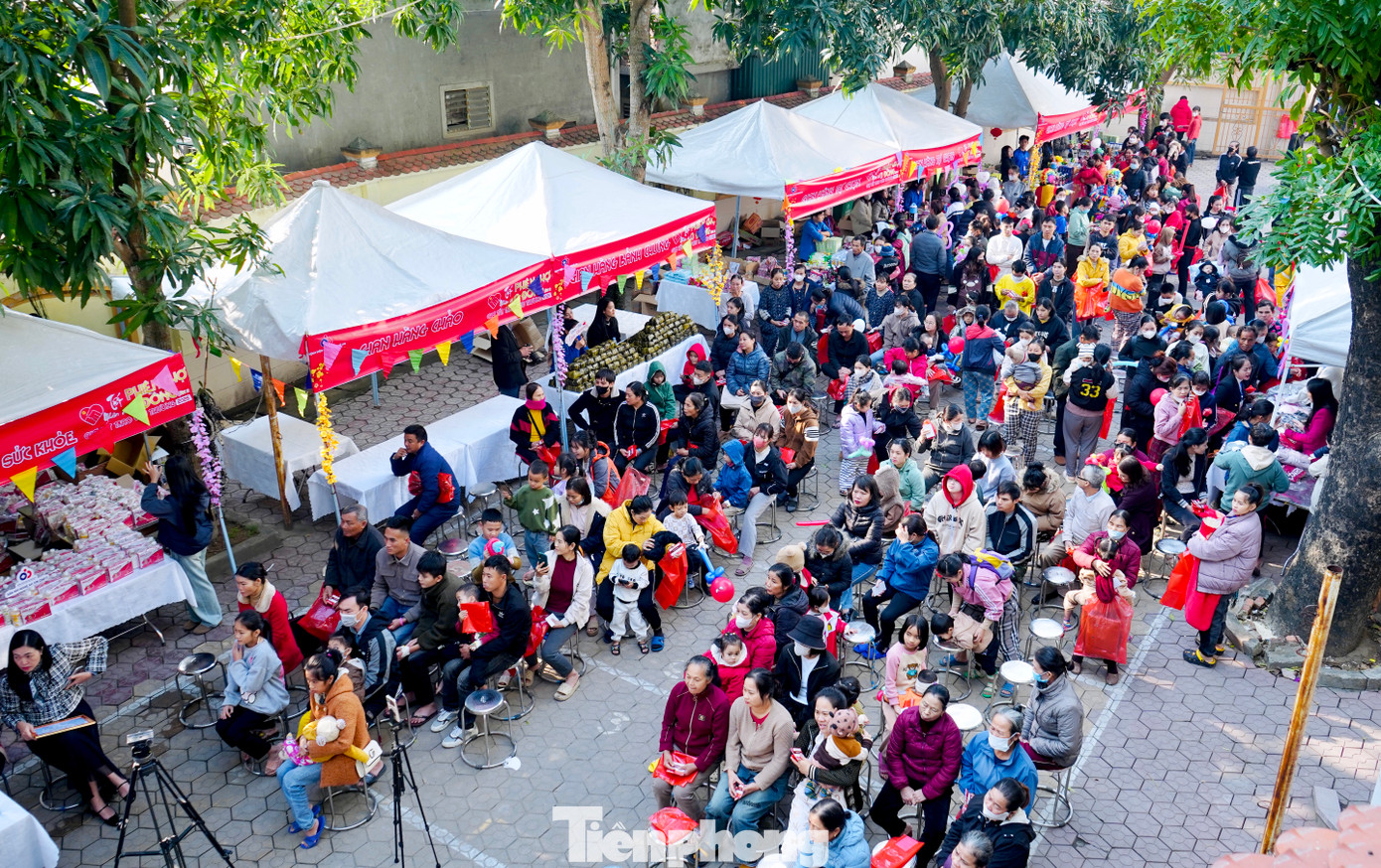 Những ngày cuối năm, Bệnh viện Sản nhi Nghệ An đã tổ chức chương trình "Phiên chợ 0 đồng - Chợ Tết trao yêu thương" trao gửi những phần quà ý nghĩa đến các bệnh nhi, sản phụ có hoàn cảnh khó khăn đang điều trị tại viện.