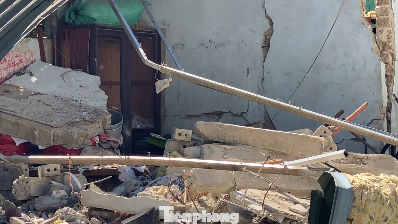 Tại hiện trường, khu vực nhà bếp, phòng ngủ của gia đình ông Q. đã bị vụ nổ làm đổ sập hoàn toàn. Nhiều bức tường gạch đổ sập xen lẫn các vật dụng sinh hoạt nằm vương vãi bên trong. Tại hiện trường, khu vực nhà bếp, phòng ngủ của gia đình ông Q. đã bị vụ nổ làm đổ sập hoàn toàn. Nhiều bức tường gạch đổ sập xen lẫn các vật dụng sinh hoạt nằm vương vãi bên trong.